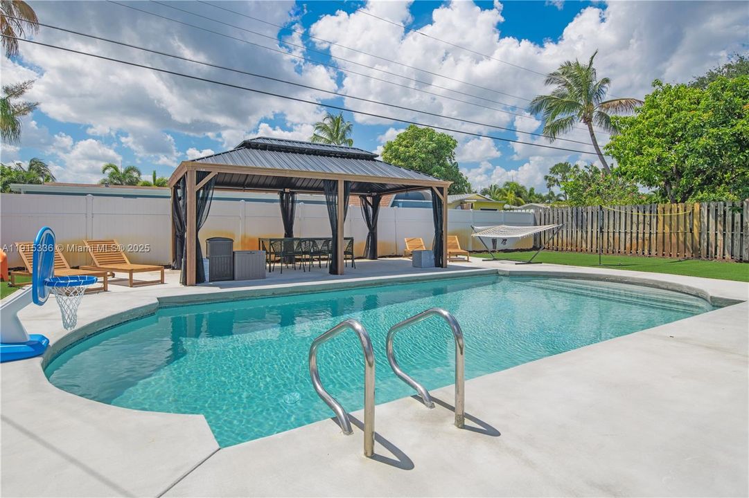 For Sale: $600,000 (3 beds, 2 baths, 1374 Square Feet)