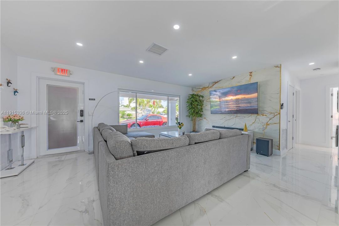 For Sale: $600,000 (3 beds, 2 baths, 1374 Square Feet)