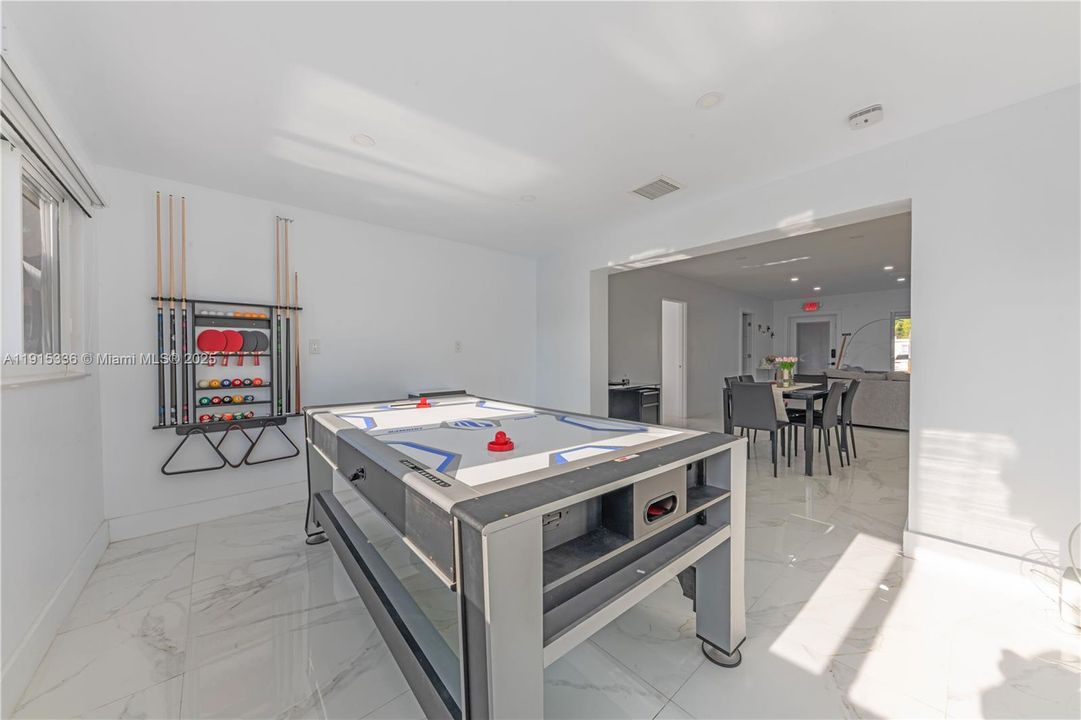 For Sale: $600,000 (3 beds, 2 baths, 1374 Square Feet)