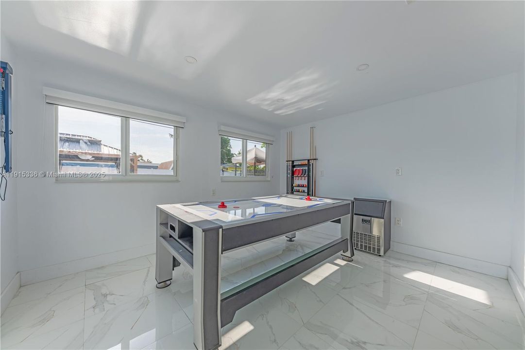 For Sale: $600,000 (3 beds, 2 baths, 1374 Square Feet)