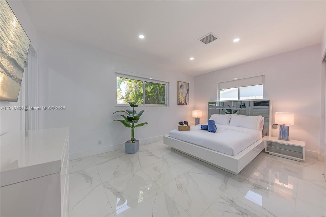 For Sale: $600,000 (3 beds, 2 baths, 1374 Square Feet)