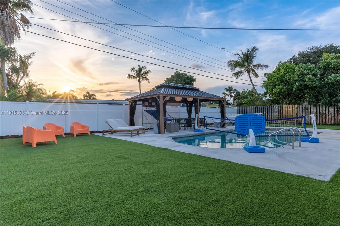 For Sale: $600,000 (3 beds, 2 baths, 1374 Square Feet)