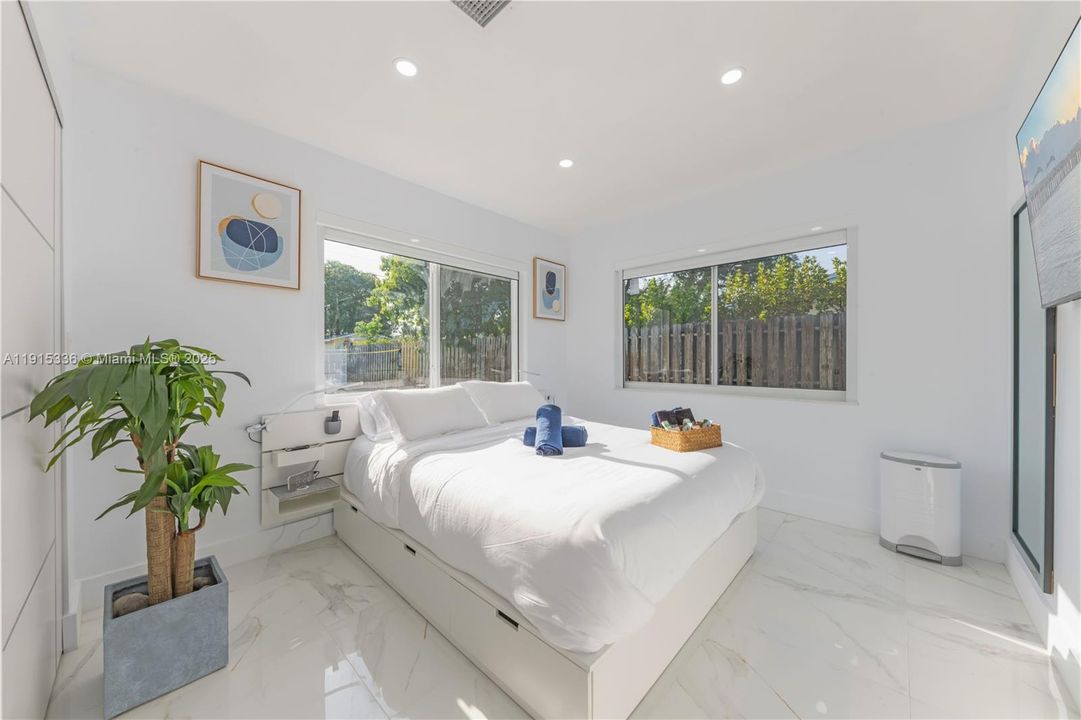 For Sale: $600,000 (3 beds, 2 baths, 1374 Square Feet)