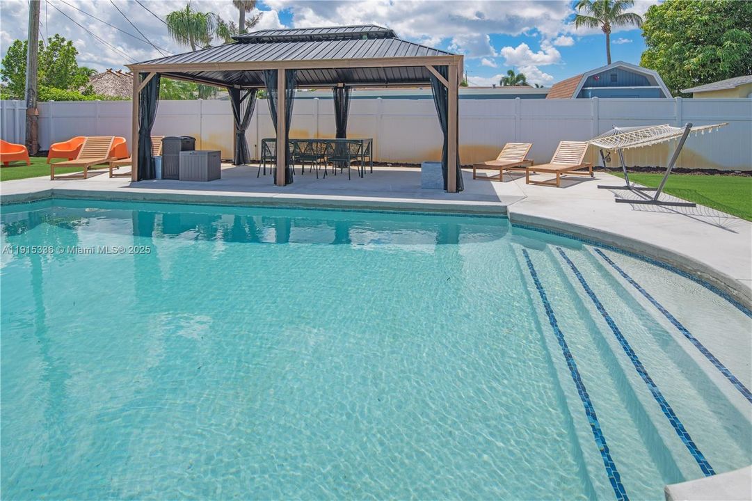 For Sale: $600,000 (3 beds, 2 baths, 1374 Square Feet)