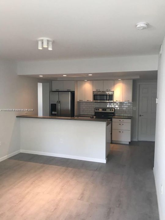 出租: $3,100 (3 贝兹, 2 浴室, 2374 平方英尺)