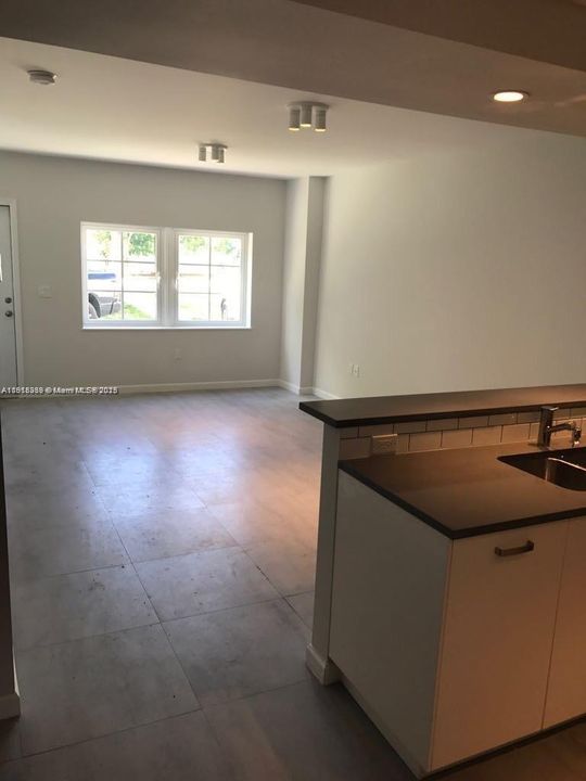 出租: $3,100 (3 贝兹, 2 浴室, 2374 平方英尺)