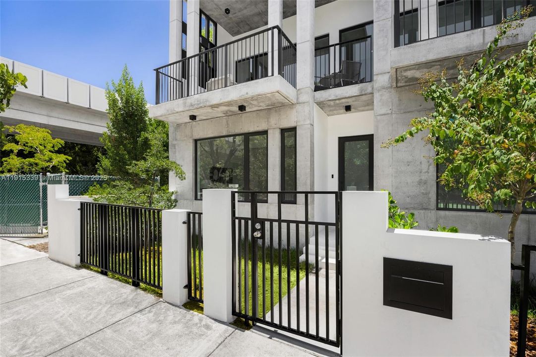 For Sale: $2,200,000 (3 beds, 3 baths, 2749 Square Feet)