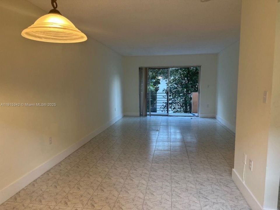 Active With Contract: $1,950 (2 beds, 2 baths, 880 Square Feet)