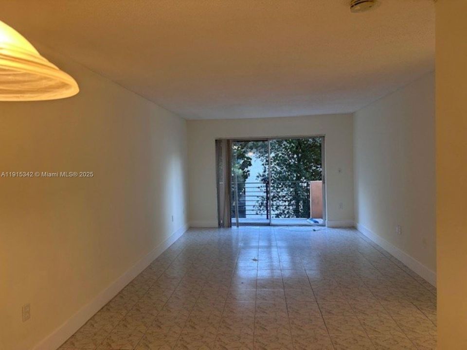 Active With Contract: $1,950 (2 beds, 2 baths, 880 Square Feet)