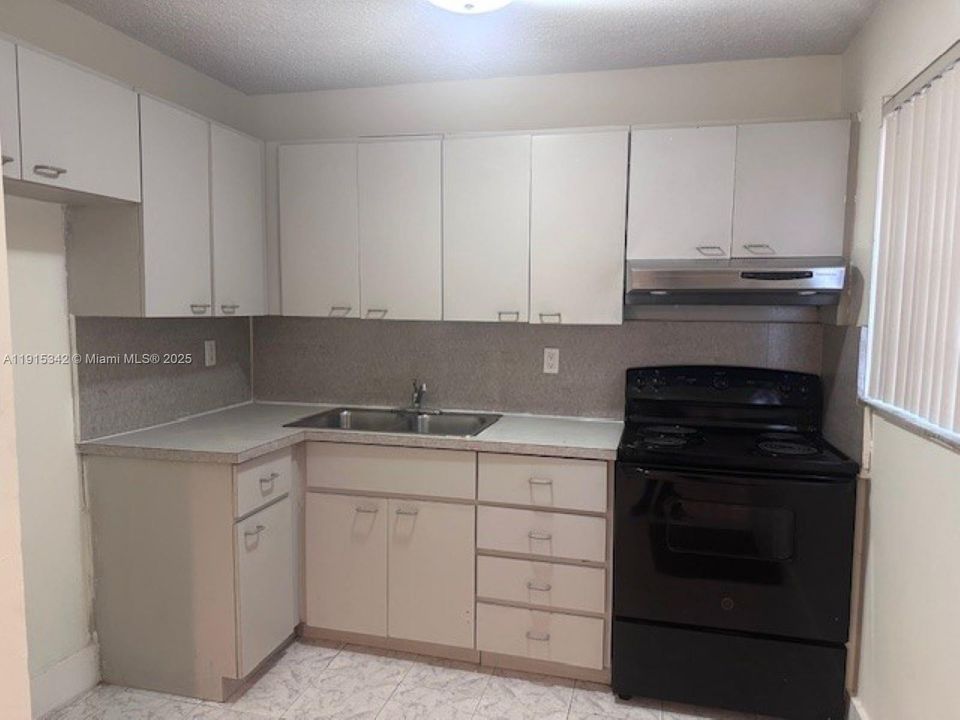 Active With Contract: $1,950 (2 beds, 2 baths, 880 Square Feet)