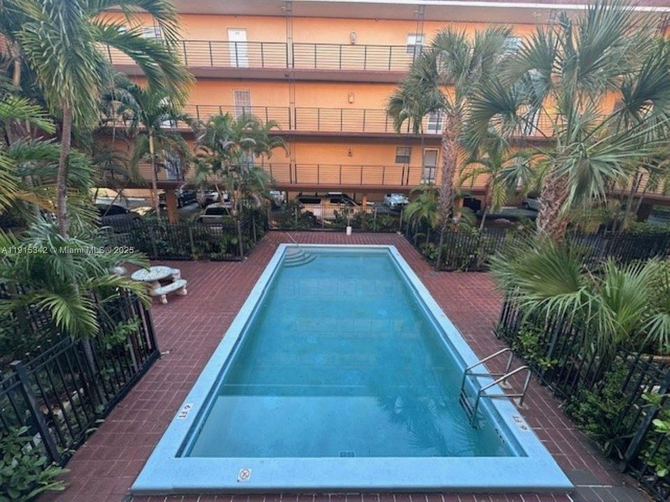 Active With Contract: $1,950 (2 beds, 2 baths, 880 Square Feet)