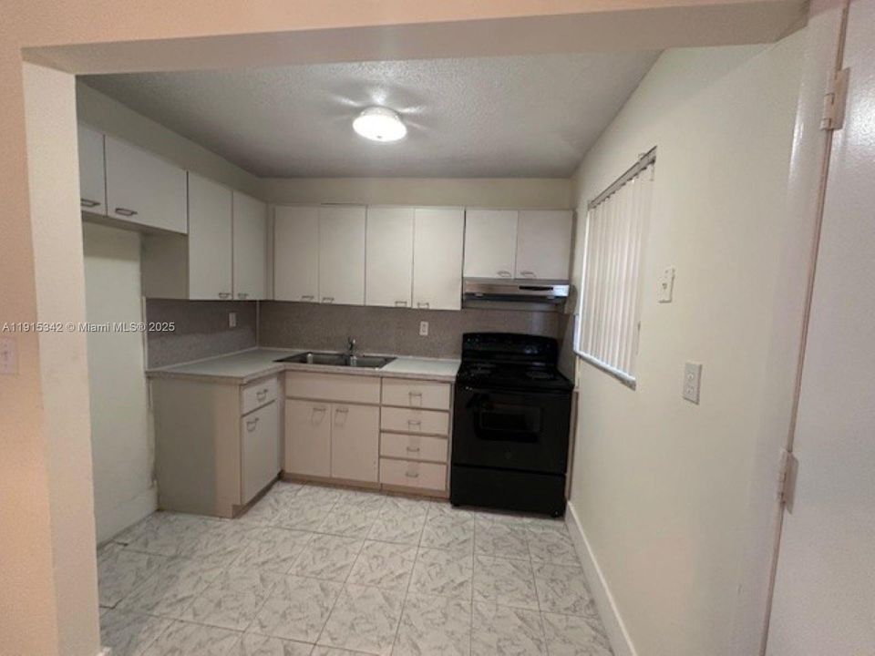 Active With Contract: $1,950 (2 beds, 2 baths, 880 Square Feet)