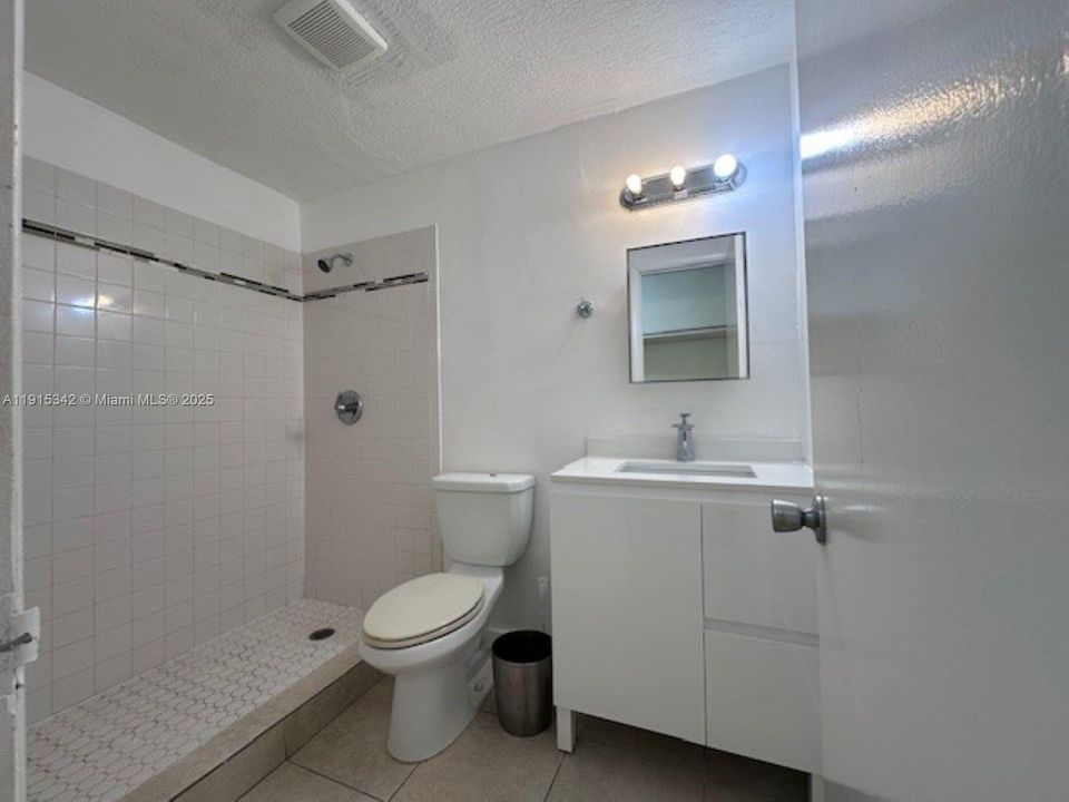 Active With Contract: $1,950 (2 beds, 2 baths, 880 Square Feet)