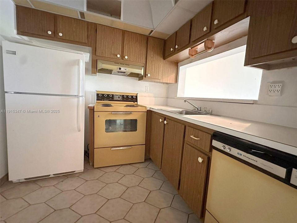 待售: $63,500 (1 贝兹, 1 浴室, 750 平方英尺)