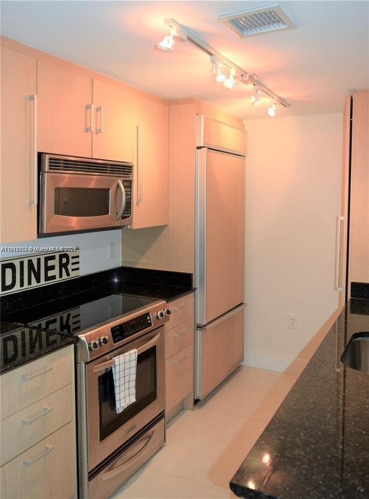 Active With Contract: $5,900 (2 beds, 2 baths, 1056 Square Feet)