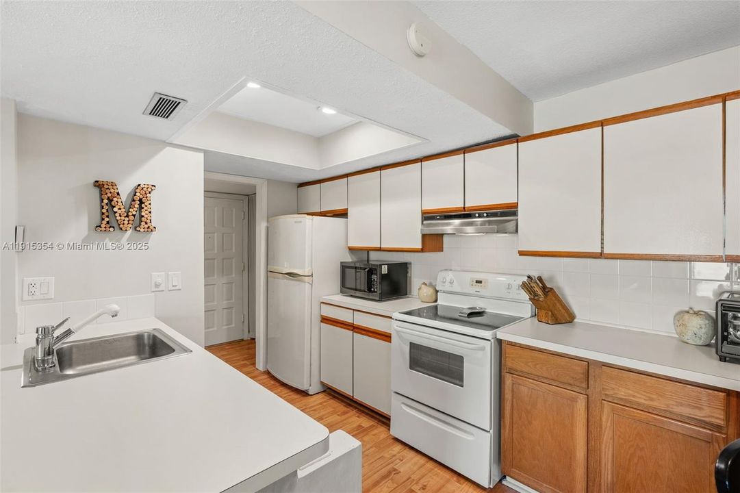 Active With Contract: $150,000 (1 beds, 1 baths, 781 Square Feet)
