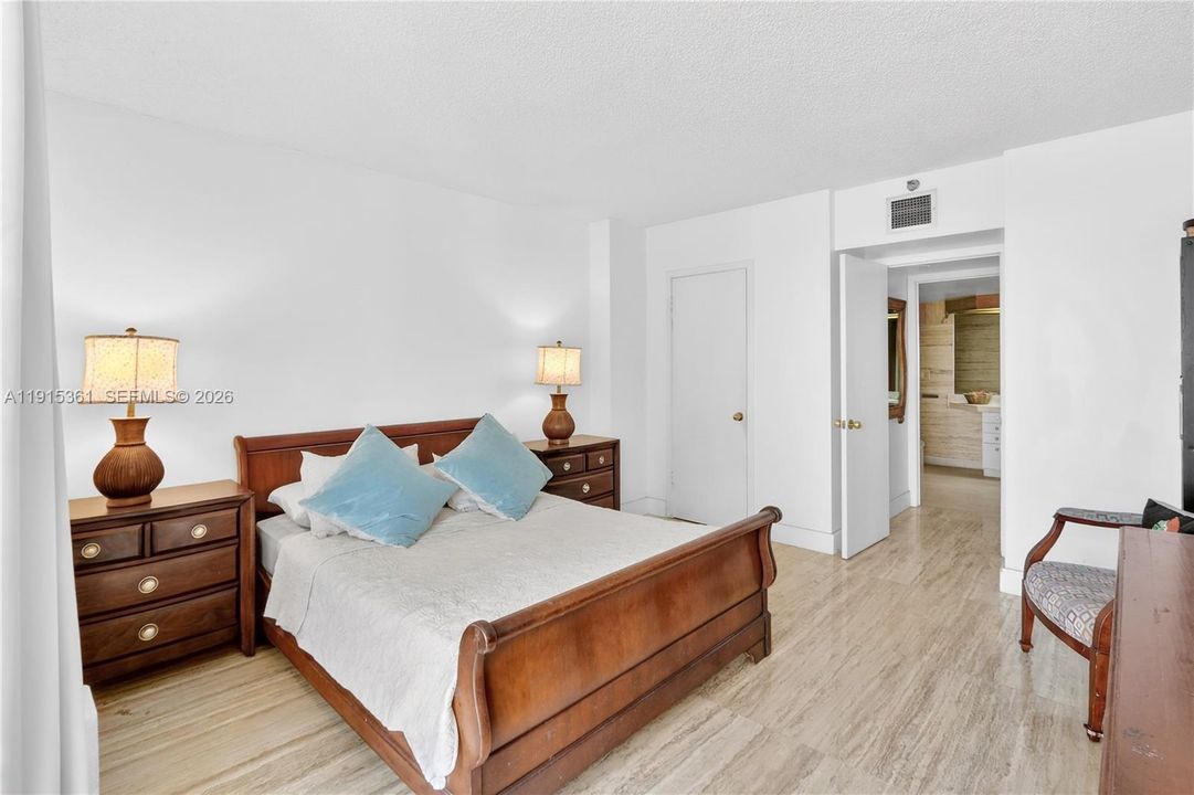 En Venta: $349,000 (1 camas, 1 baños, 1077 Pies cuadrados)