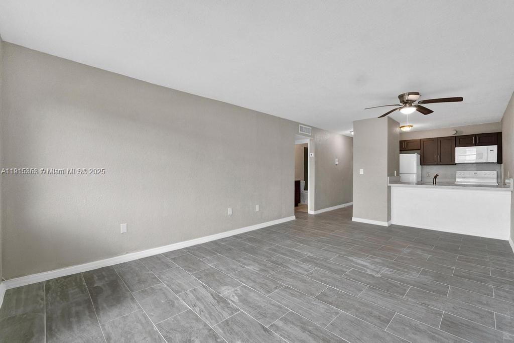 待售: $165,000 (1 贝兹, 1 浴室, 696 平方英尺)