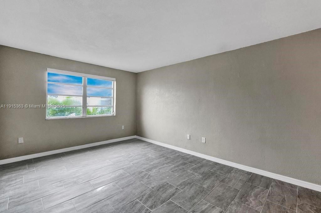 待售: $165,000 (1 贝兹, 1 浴室, 696 平方英尺)