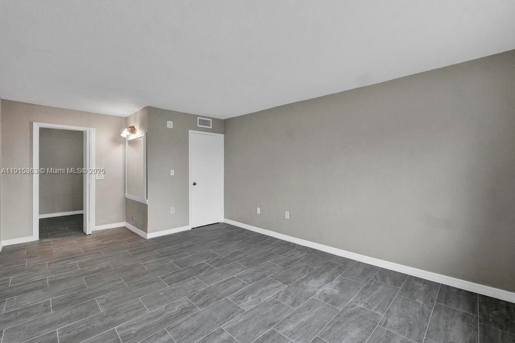 待售: $165,000 (1 贝兹, 1 浴室, 696 平方英尺)