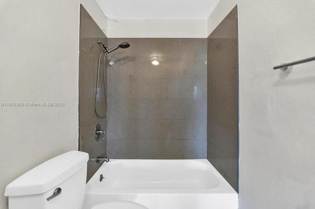 待售: $165,000 (1 贝兹, 1 浴室, 696 平方英尺)