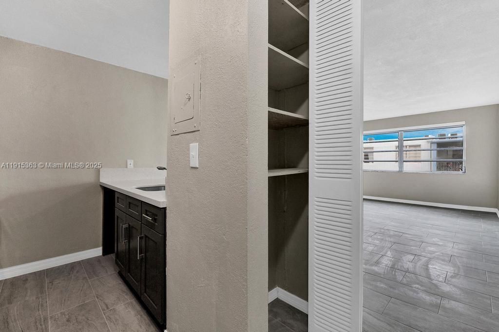 待售: $165,000 (1 贝兹, 1 浴室, 696 平方英尺)