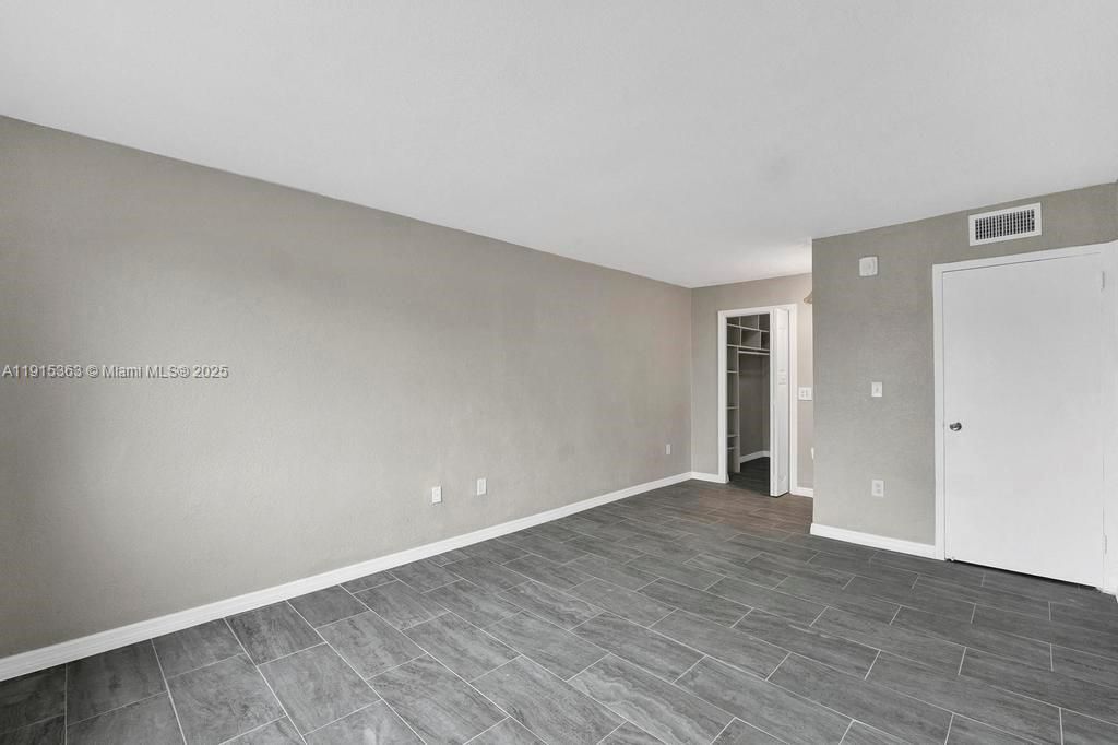 待售: $165,000 (1 贝兹, 1 浴室, 696 平方英尺)