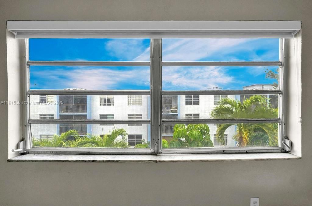 待售: $165,000 (1 贝兹, 1 浴室, 696 平方英尺)