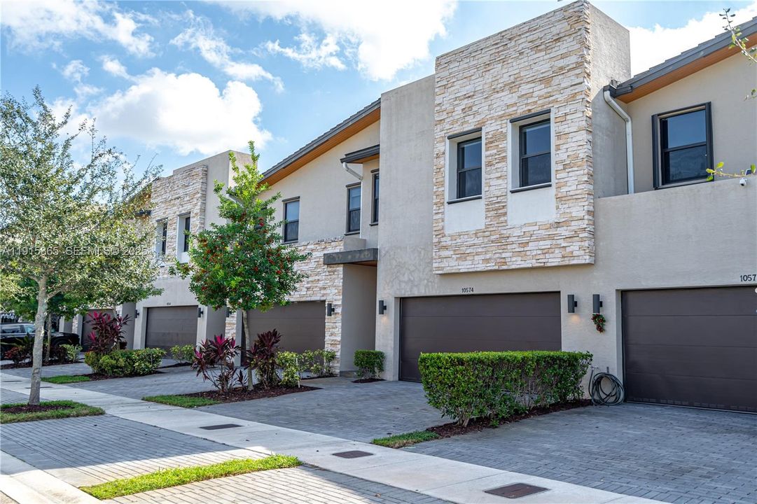 For Sale: $830,000 (4 beds, 3 baths, 2020 Square Feet)