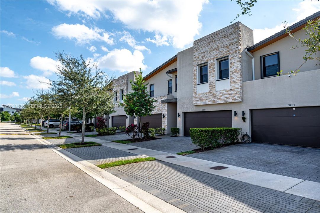 For Sale: $830,000 (4 beds, 3 baths, 2020 Square Feet)