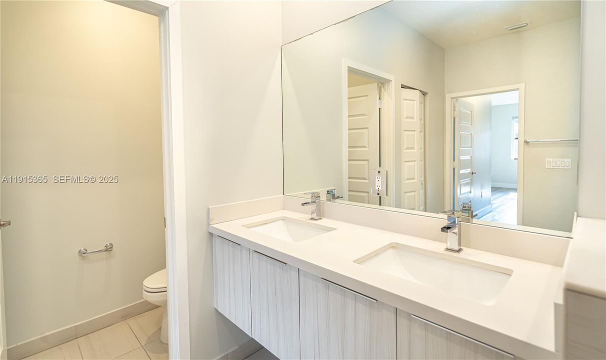 En Venta: $830,000 (4 camas, 3 baños, 2020 Pies cuadrados)