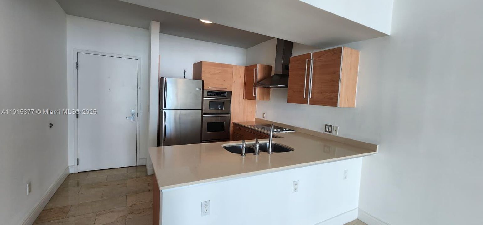 For Rent: $2,950 (1 beds, 1 baths, 820 Square Feet)