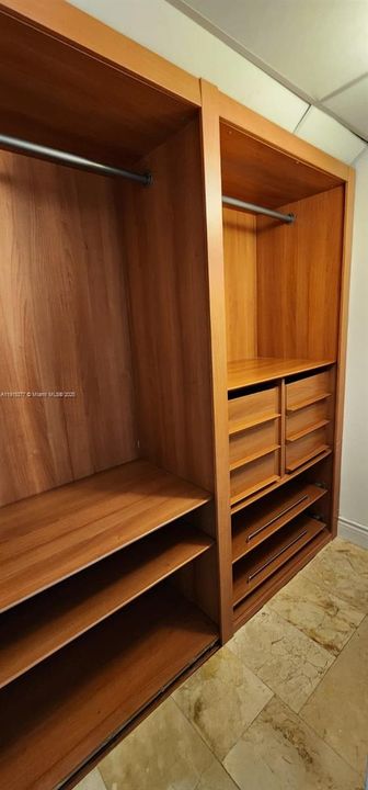 For Rent: $2,950 (1 beds, 1 baths, 820 Square Feet)