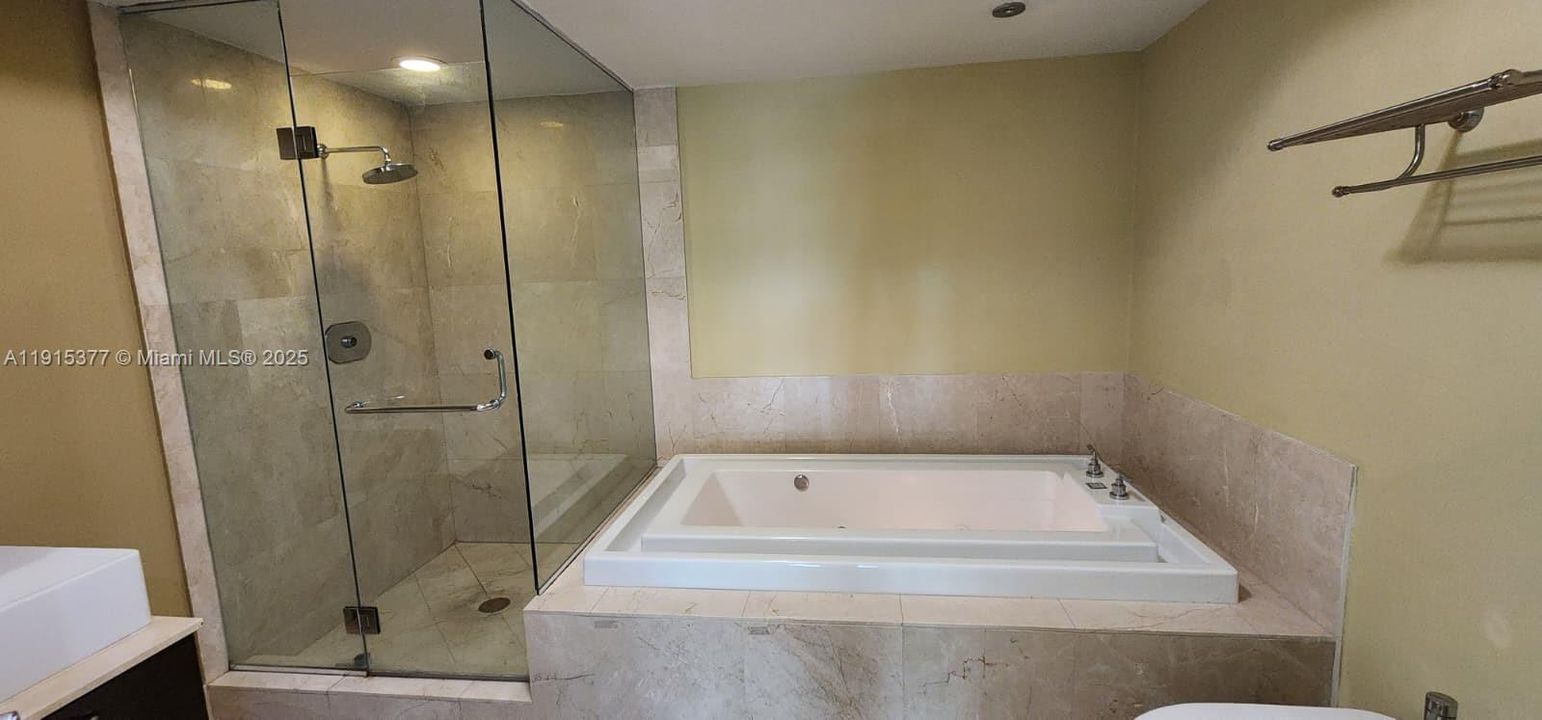 For Rent: $2,950 (1 beds, 1 baths, 820 Square Feet)