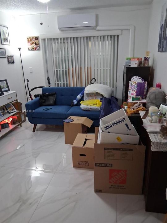 For Rent: $1,300 (1 beds, 1 baths, 1449 Square Feet)