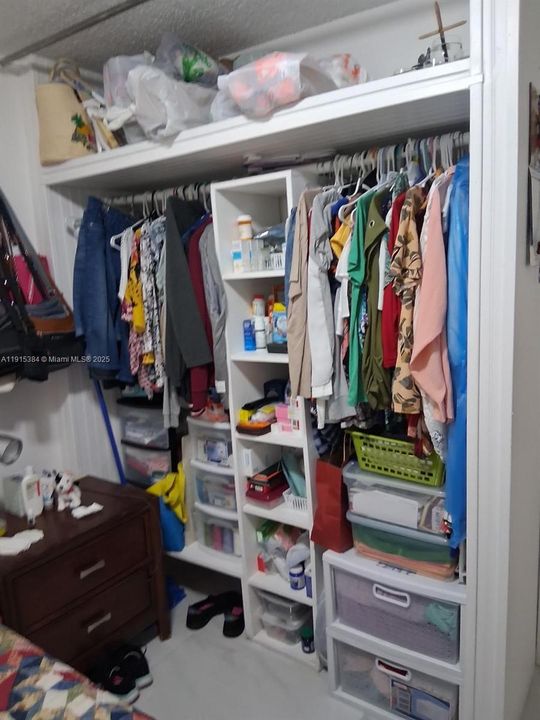 For Rent: $1,300 (1 beds, 1 baths, 1449 Square Feet)