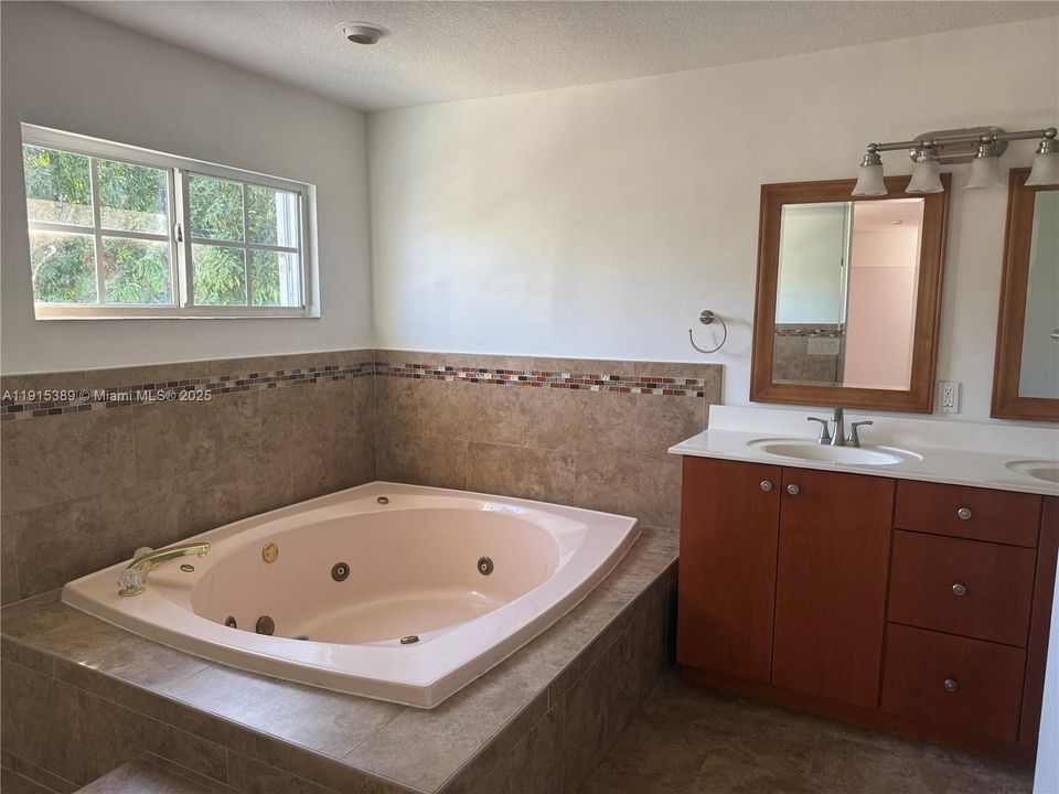 出租: $4,500 (5 贝兹, 4 浴室, 2459 平方英尺)