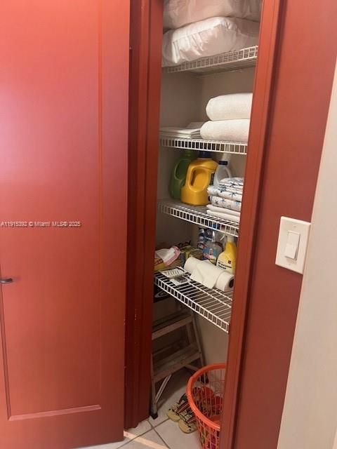 For Sale: $260,000 (1 beds, 1 baths, 570 Square Feet)