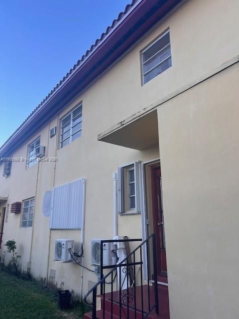 For Sale: $260,000 (1 beds, 1 baths, 570 Square Feet)