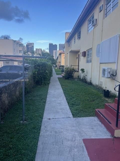 For Sale: $260,000 (1 beds, 1 baths, 570 Square Feet)