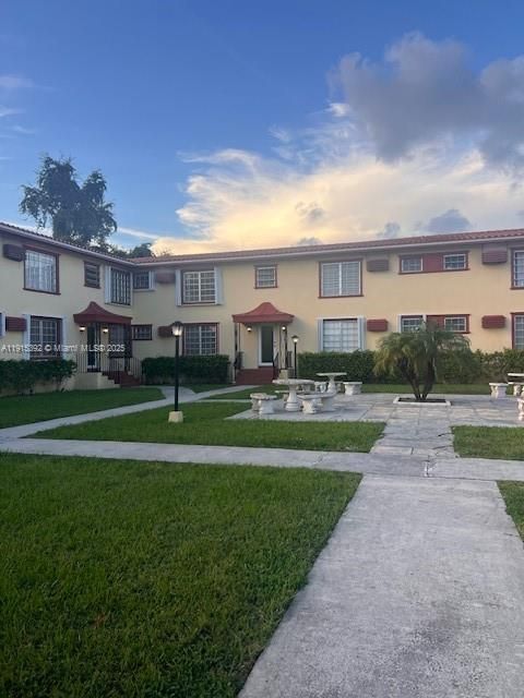 For Sale: $260,000 (1 beds, 1 baths, 570 Square Feet)