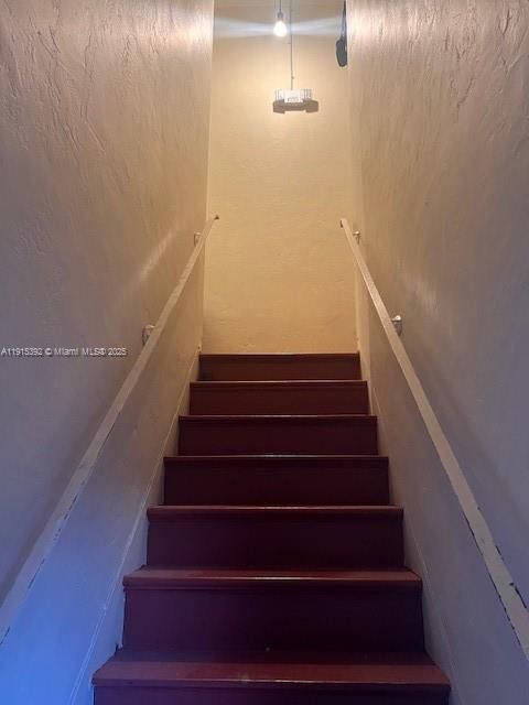 For Sale: $260,000 (1 beds, 1 baths, 570 Square Feet)