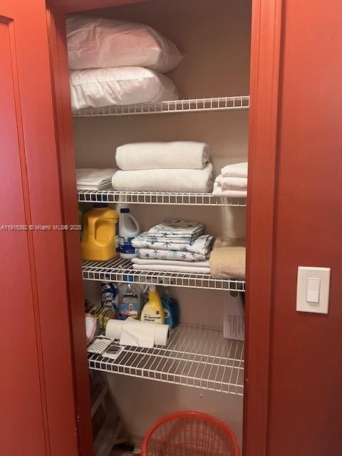 For Sale: $260,000 (1 beds, 1 baths, 570 Square Feet)