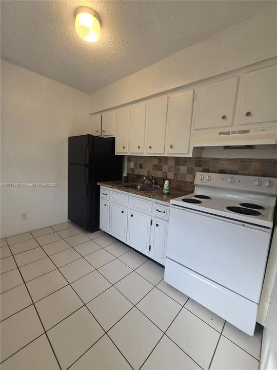 For Rent: $1,300 (0 beds, 1 baths, 425 Square Feet)