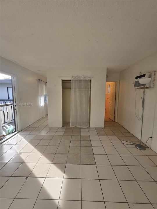 For Rent: $1,300 (0 beds, 1 baths, 425 Square Feet)