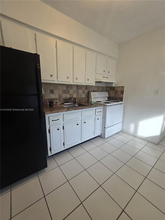 For Rent: $1,300 (0 beds, 1 baths, 425 Square Feet)