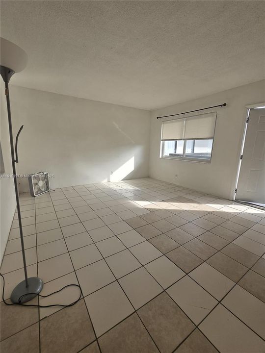 For Rent: $1,300 (0 beds, 1 baths, 425 Square Feet)