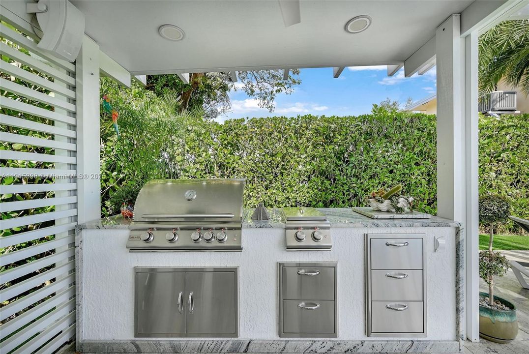 For Sale: $950,000 (3 beds, 2 baths, 1857 Square Feet)