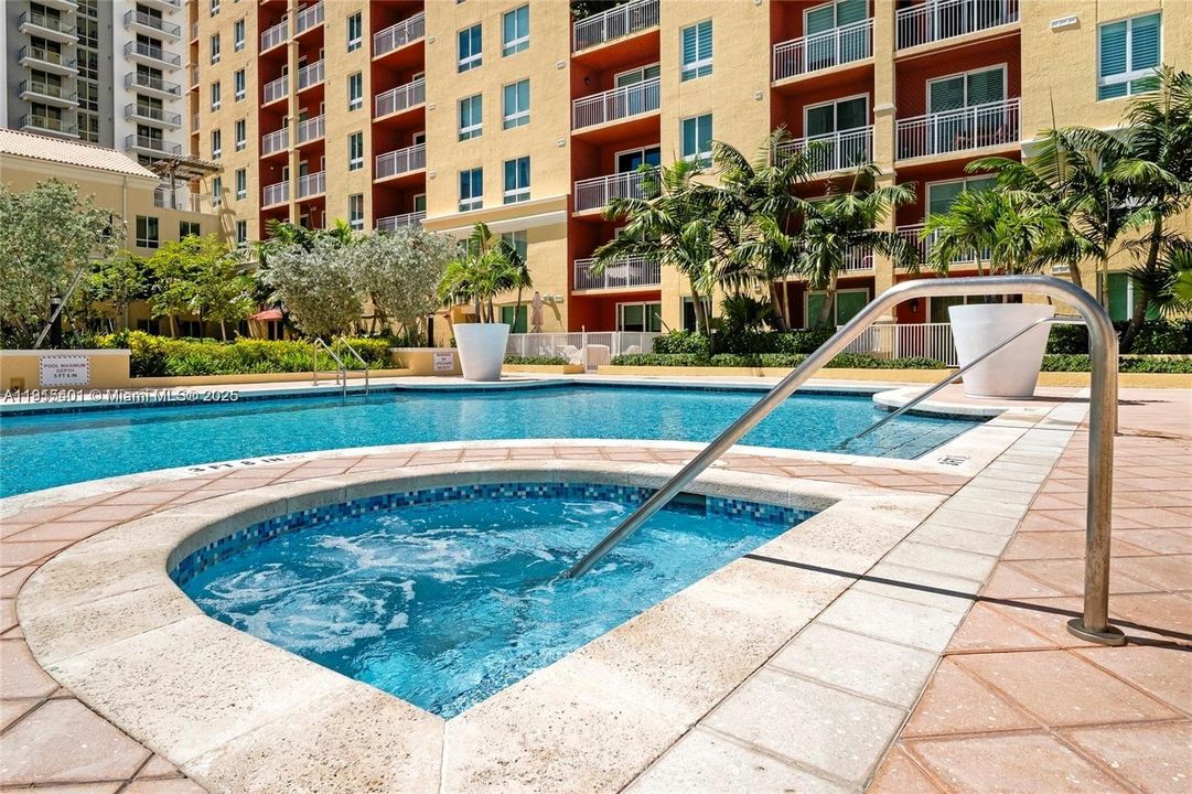 Active With Contract: $2,250 (1 beds, 1 baths, 759 Square Feet)