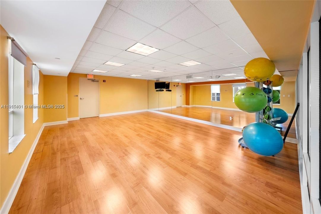 Active With Contract: $2,250 (1 beds, 1 baths, 759 Square Feet)